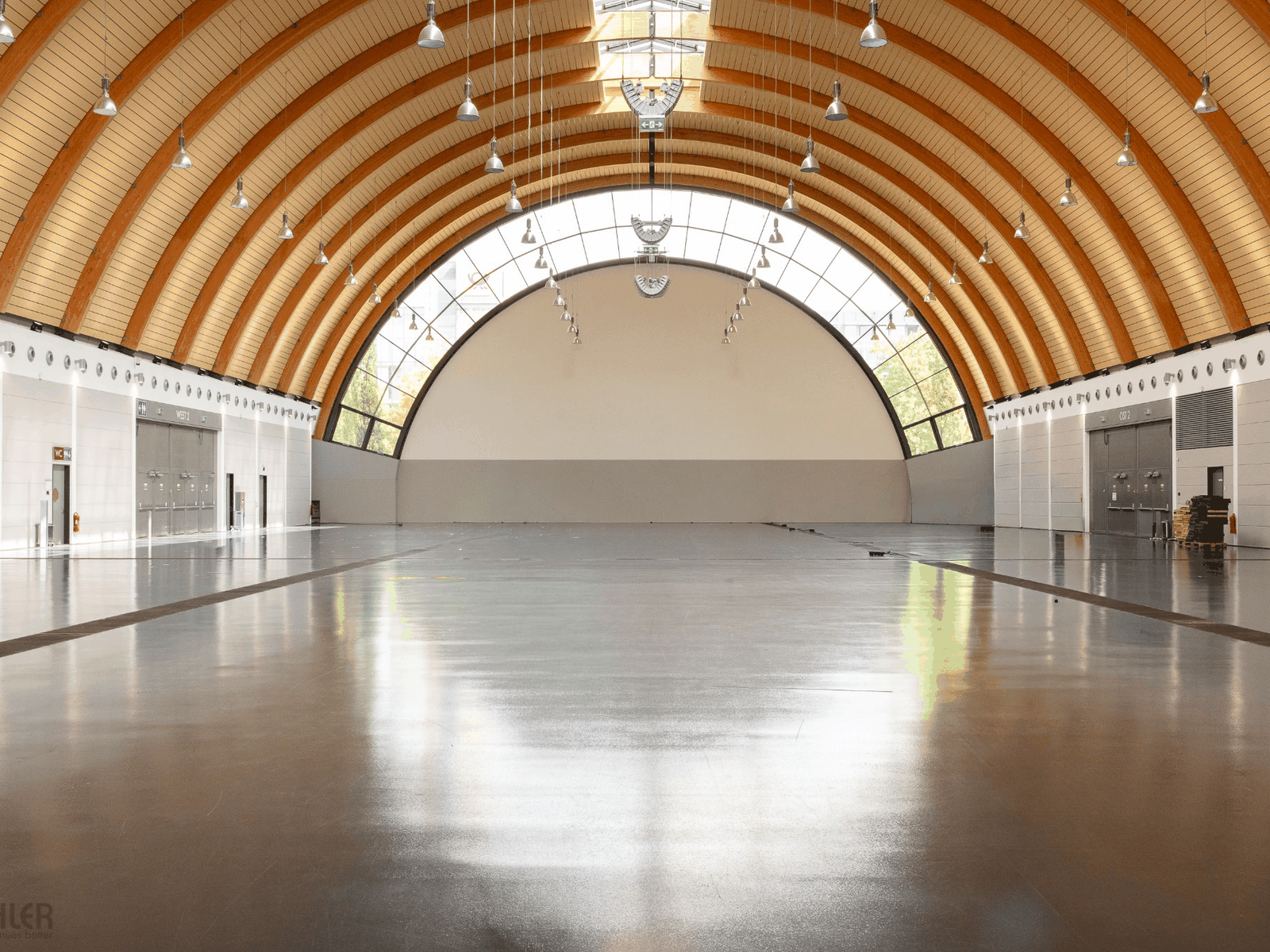 Verdunkelungsanlage für gebogene Glasfassaden der Stadthalle Bielefeld